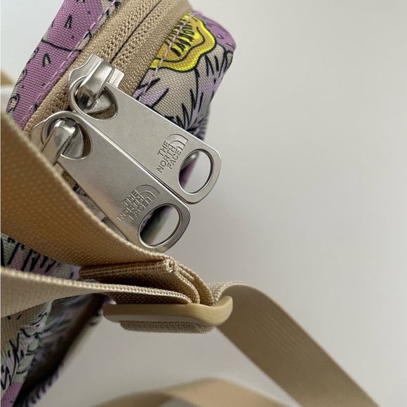 The North Face Berkeley Field Crossybody Bag Purse Purple Floral Print - Picture 2 of 9